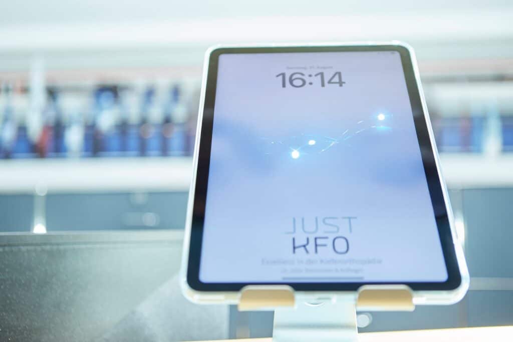 Digitale Anamnese mit „Nelly“: JUST KFO Köln setzt neue Maßstäbe bei der Patientenaufnahme