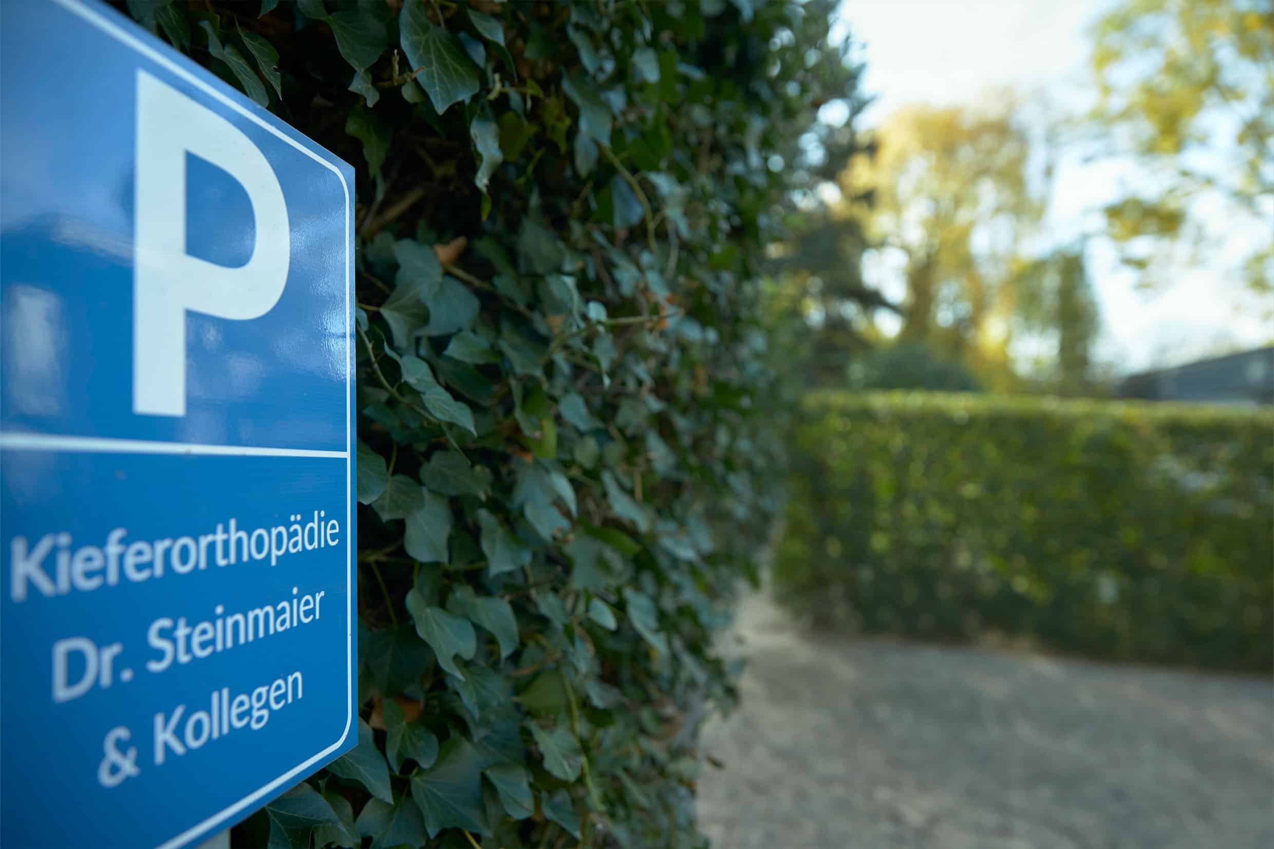 Parking sign for the Dr. Steinmaier & Colleagues Orthodontic Practice in Cologne-Rodenkirchen