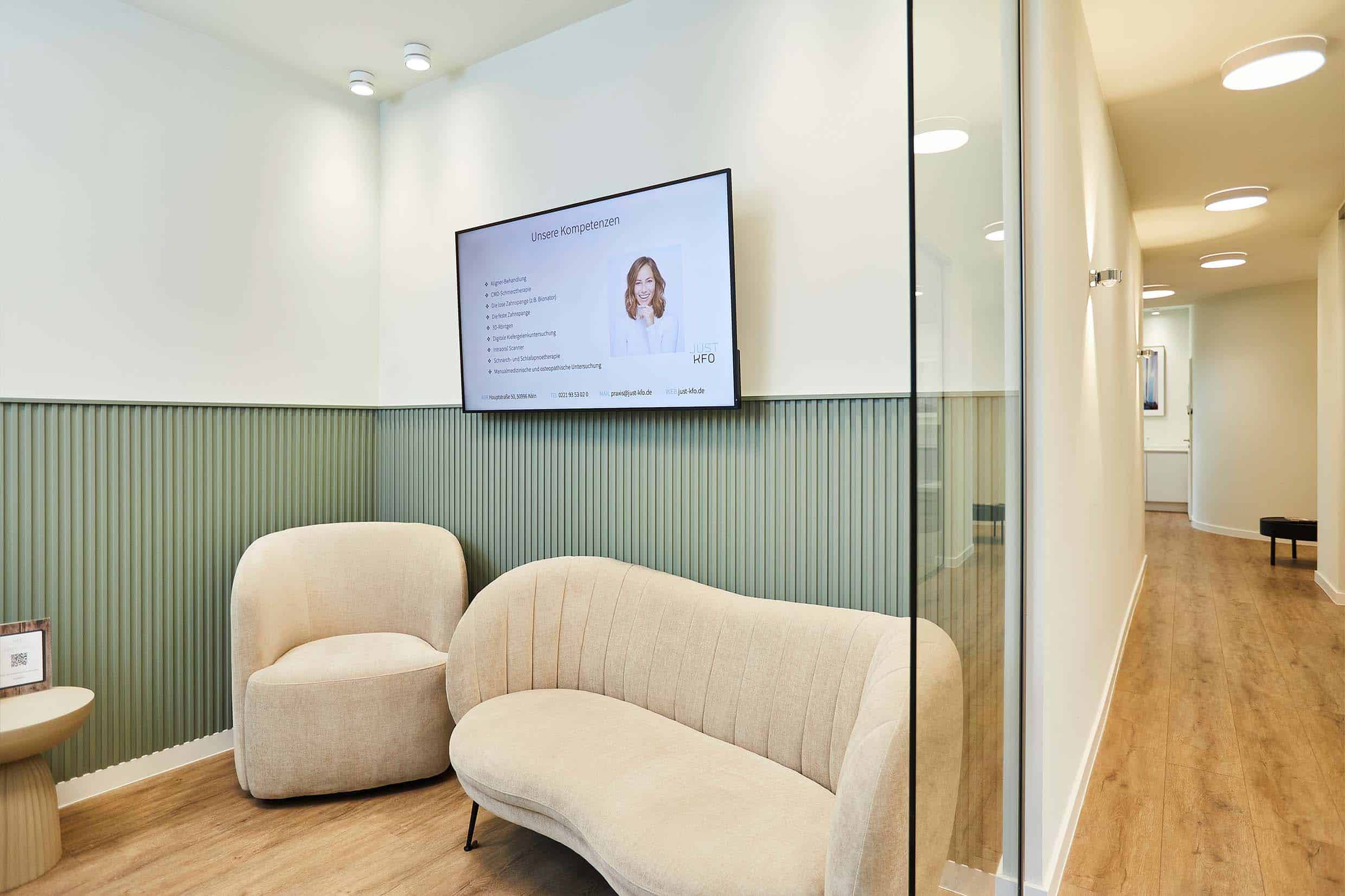 kieferorthopaede-Koeln-JUST-KFO-Dr.-Steinmaier-Kollegen-Dr.-Steinmaier-Wartezimmer