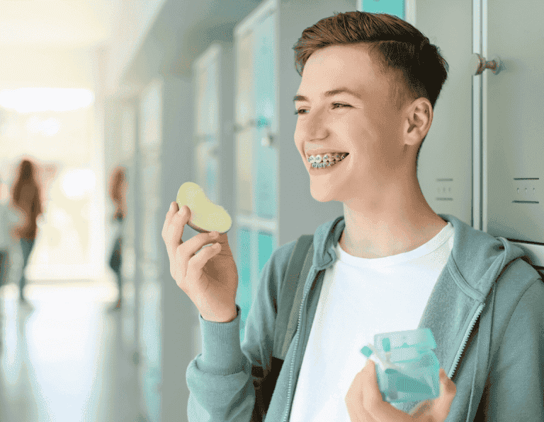 Zahnspange & Schule/Alltag bei Teenagern: Tipps für Essen und Pflege