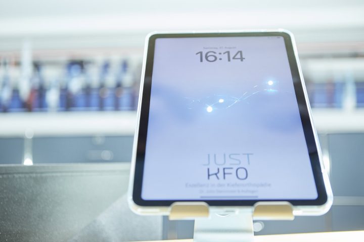 Kieferorthopaede cologne - JUST KFO - Dr. Steinmaier + Kollegen - Digital anamnesis for patients Nelly