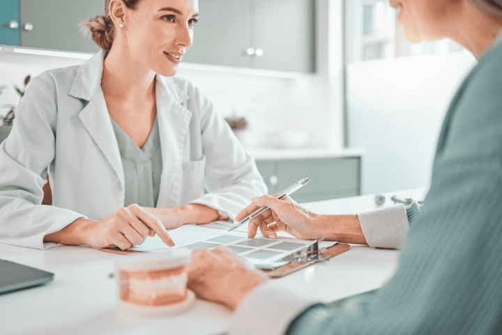 Kieferorthopädin und Patientin besprechen den Heil- und Kostenplan – außervertragliche Leistungen, JUST KFO Köln