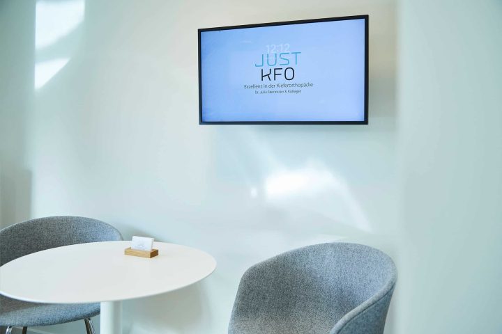 kieferorthopaede-Koeln-JUST-KFO-Dr.-Steinmaier-Kollegen-Dr.-Steinmaier-Beratungszimmer