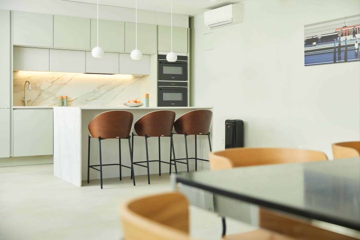 Air-conditioned staff and seminar room at the JUST KFO orthodontic practice JUST KFO Cologne